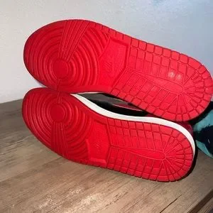 Selling a pair of 2001 bred1’s in pristine condition Sz10 with og jumpman dog ta jordan Nike | Shoes | Selling A Pair Of 20 Bred1s In  main image 3